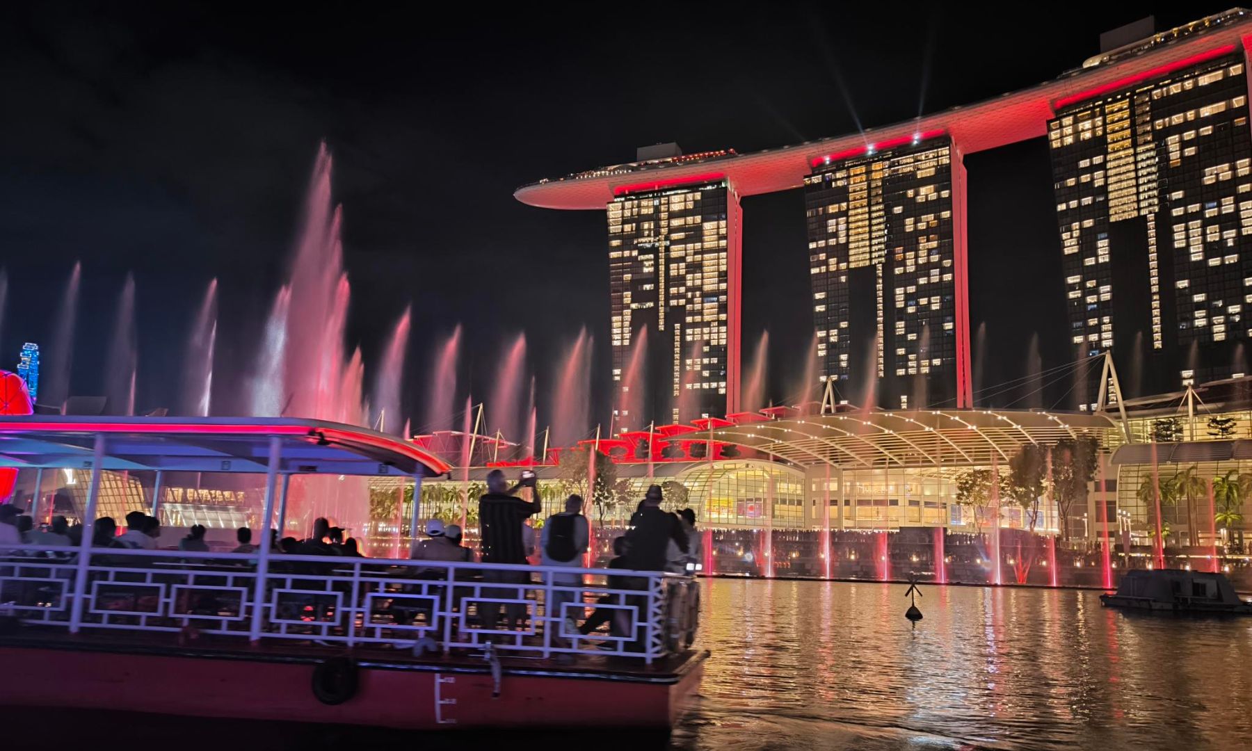 船上より音と光と水のショー「スぺクトラ」鑑賞